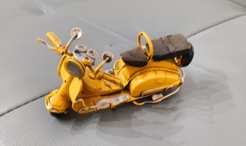 Modellino scooter vespa gialla - vespa,