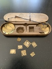 Bilancia Monetale Antica in Ottone con 7 Pesi e Scatola in Legno