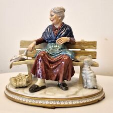 Statuina di signora su una panchina porcellana di Capodimonte.