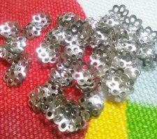 COPRI PERLE A FIORE 80 Pezzi COLOR ARGENTO . HOBBY CREATIVI BIGIOTTERIA NUOVE