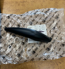 1B007785 CRESTA PARAFANGO