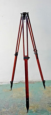 Vecchio treppiede in legno