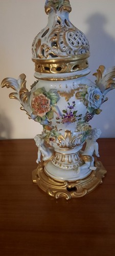 Pregiato vaso con coperchio