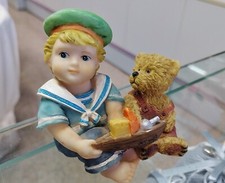 Statuina bimbo marinaio con orsetto e barchetta in resina 
