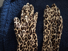 Guanti Audrey Hepburn indossati stampa leopardata sintetica stilista Sydney Guilaroff