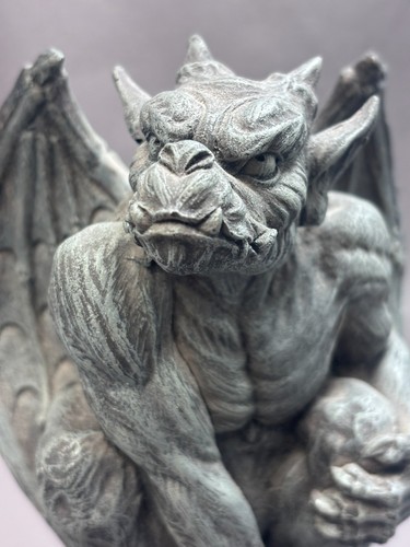 Statua gargoyle grigia - statua,