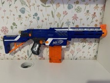 Nerf N Strike Elite Retaliator con attacchi