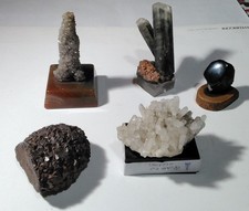 lotto: quarzo ialino  base, selenite  base, quarzo su agata, garnet, ossidiana