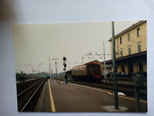 Fotografia  Stazione   con treno   ,cartello non leggibile