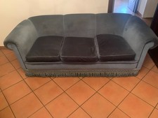Coppia di Divani tre e due posti in velluto in ottime condizioni