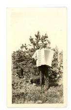 Uomo in posa con fisarmonica -