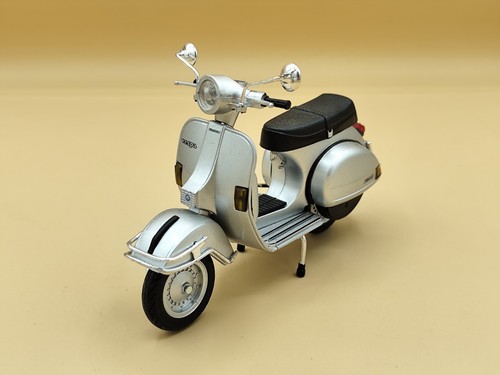 Piaggio vespa p200e gris - 1/12,