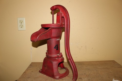 Antica pompa manuale acqua