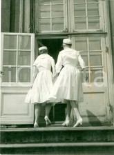 1955 ca COPENAGHEN Infermiere in divisa entrano in ospedale Fotografia artistica