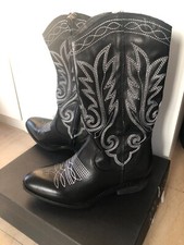 STIVALETTI DONNA MODELLO CAMPERO,VITELLO NERO RICAMATI IN BIANCO, CON CERNIERA. 