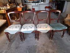 mobili antichi in legno scuro