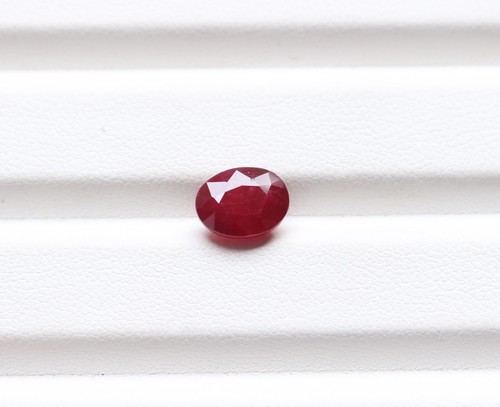 Pietra preziosa rubino rosso