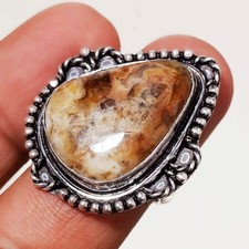 Anello con pietre preziose in