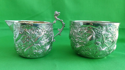 Brocca crema repousse argento