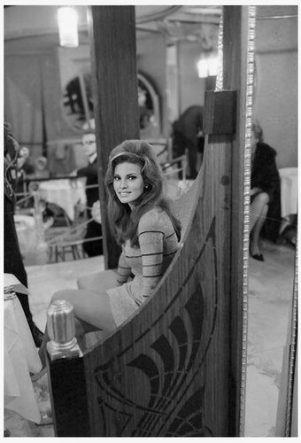 Raquel welch busty leggy - raquel,