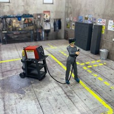 Diorama Garage 1/43 Donna - Saldatore Con Set Di Figurine E Macchina Per Saldare