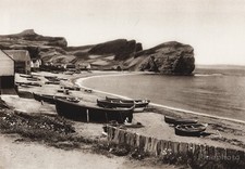 1925 Vintage CANADA ~ Gaspe Cod Stazione di Pesca Quebec Barche Spiaggia Paesaggio Marino Arte