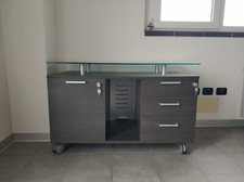 Elegante cassettiera da ufficio in legno e metallo