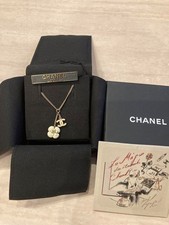 Collana con ciondolo fiore