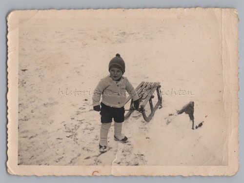 Ragazzo con slitta vecchia - con,
