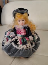 bambola in porcellana da