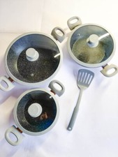 Set padelle a due manici in pietra lavica e con coperchio più spatola. D116