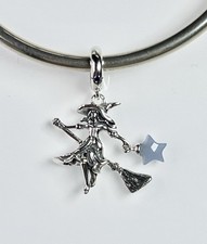 Ciondolo Strega su Scopa