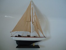 Modellino yacht su supporto