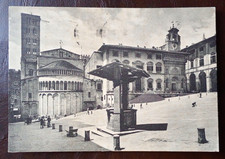 Cartolina Arezzo Piazza Grande Animata e Viaggiata nel 1956