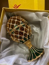 Splendido uovo russo Fabergé gioiello verde e oro con cristalli