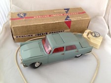 Auto giocattolo in latta FJ