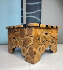 tavolino da salotto in legno con colate un resina nera.