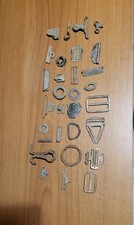 Lotto di 30 oggetti da scavo misti: fibbie, ganci, rondelle e oggetti vari...