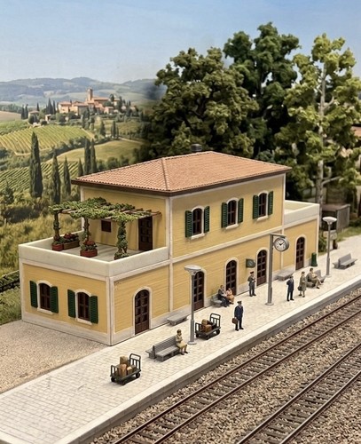 Train stazione con terrazzi - train,