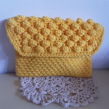 pochette gialla all'uncinetto
