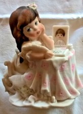 CAPODIMONTE CERAMICA BIANCA e ROSA N Corona Statuina BAMBINA CHE SOGNA cm 9x9x4