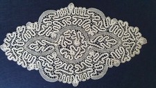 Centrino ovale in pizzo tombolo cm. 45 x 25 interamente lavorato a mano