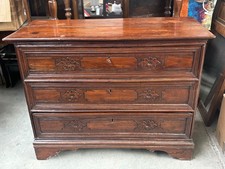 Canterano in legno intagliato in noce, Lombardia, del XVII