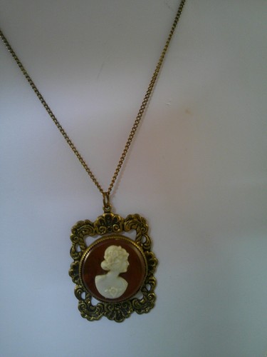 Collana con ciondolo cammeo