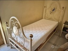 Letto singolo + Bacheca coordinata in ottone riverniciato beige