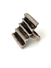 Bague brutaliste ondulée