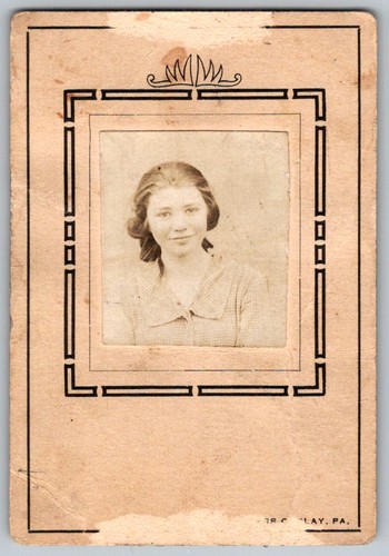 Vtg snapshot teenage - b&w, girl
