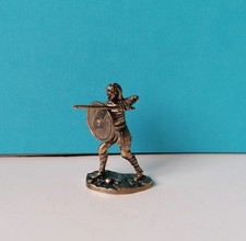 Guerriera con spada e scudo