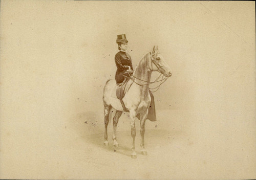Cavalière montant amazone - cavalière,