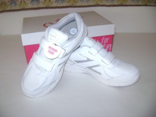 Sneakers bianche nuove con